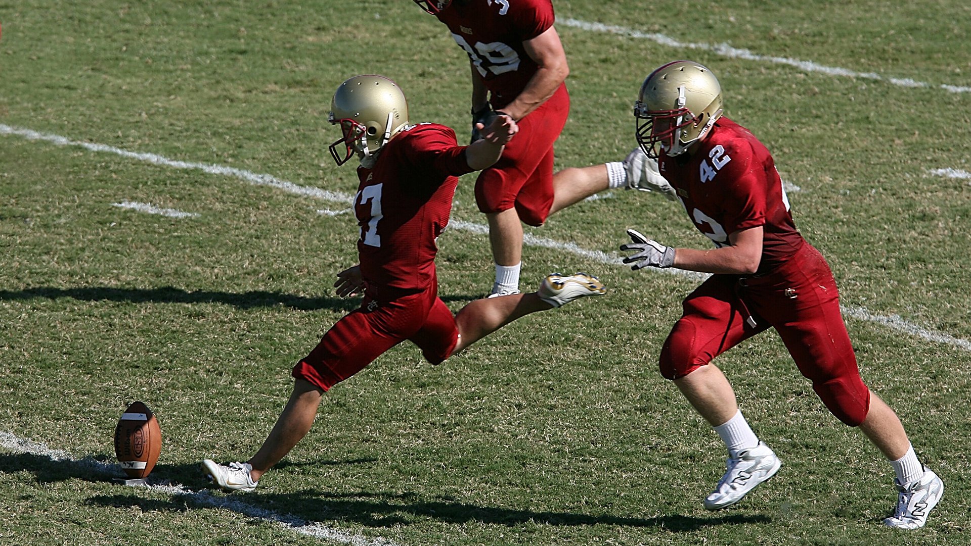 赛道上的双重火焰，红牛二队战术完胜，塞恩斯激情点燃赛场